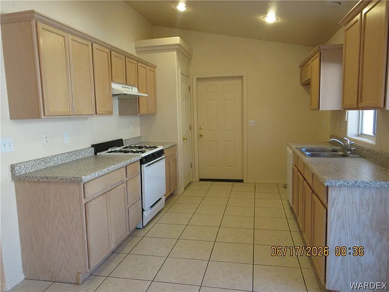 2747 Phoenix Ave — Photo 4