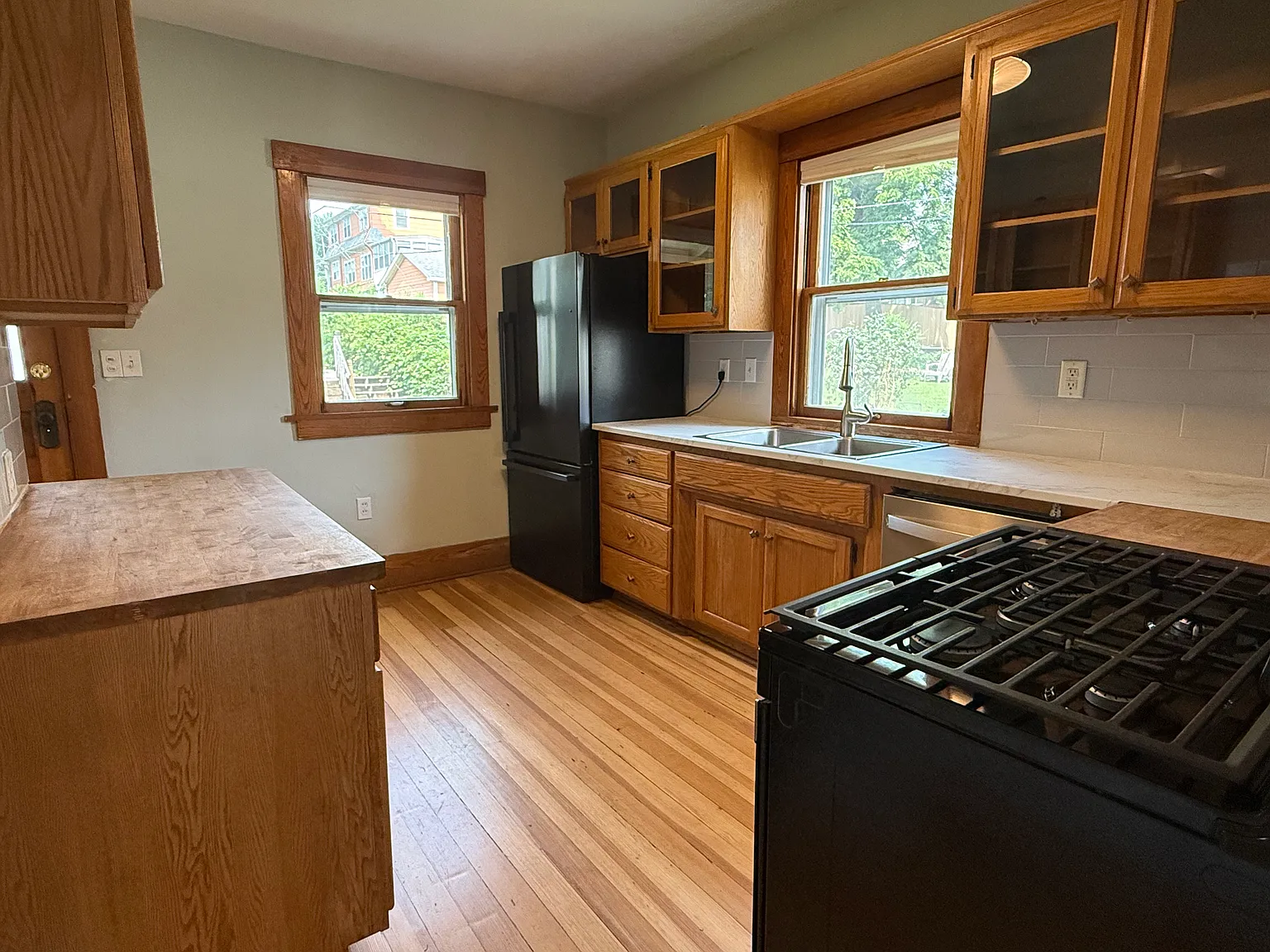 6 bed, 2616 sqft, $2,500 — Photo 2