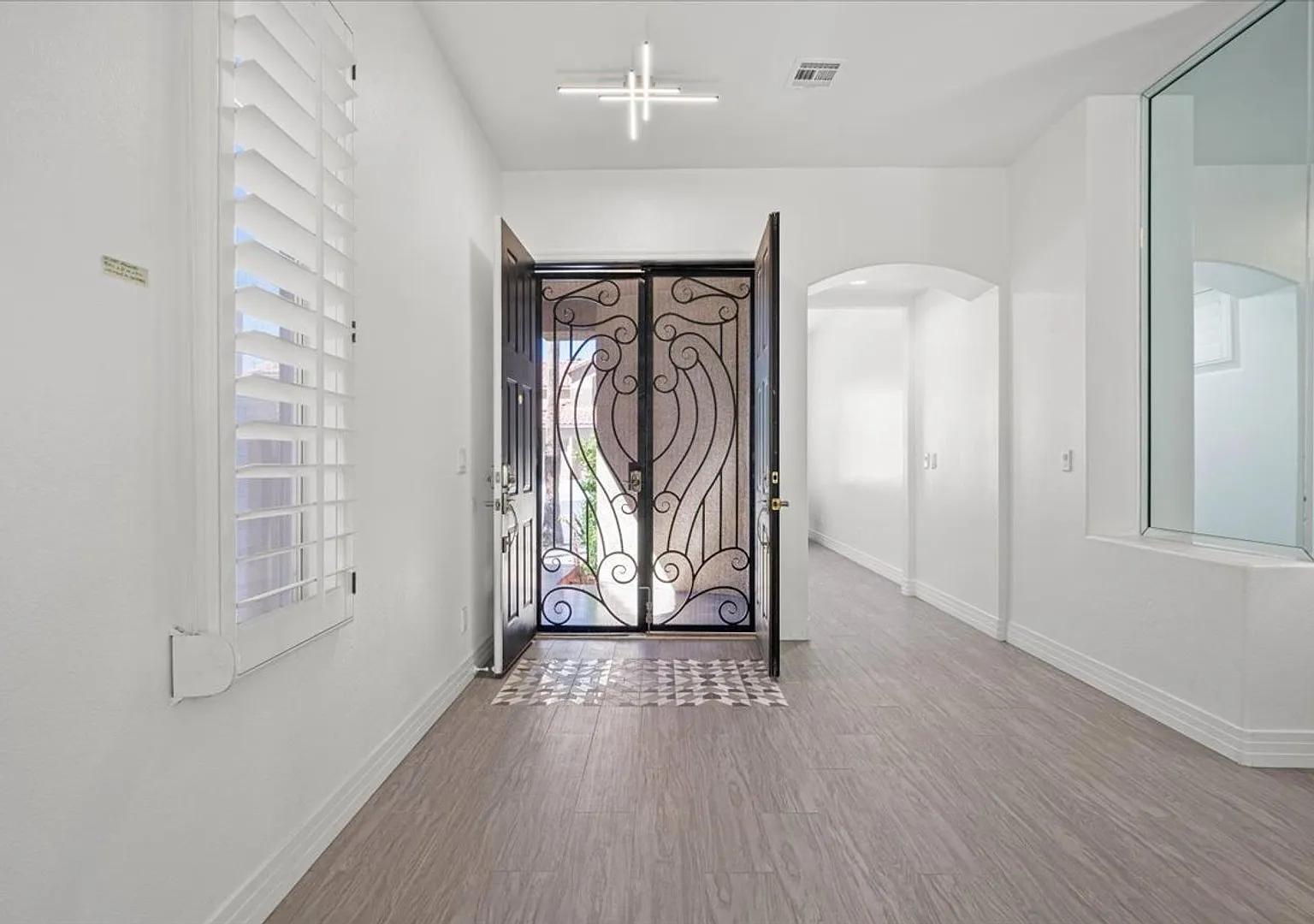 Coming Soon: Single Story 3 BD, 2 Bth, Fully Furnished Next to Summerlin Hospital — Photo 3