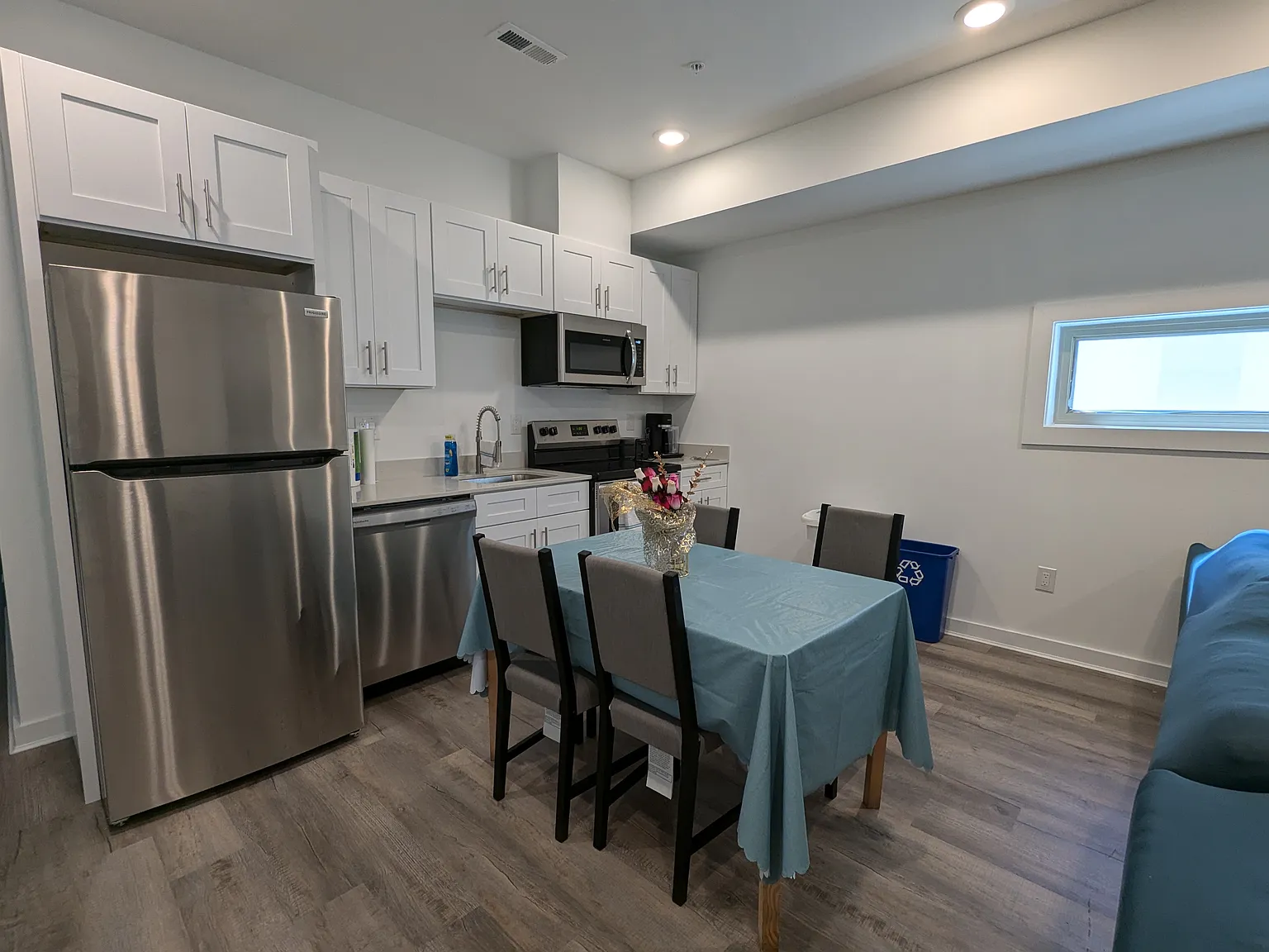 3 bed, 1010 sqft, $2,999 — Photo 3
