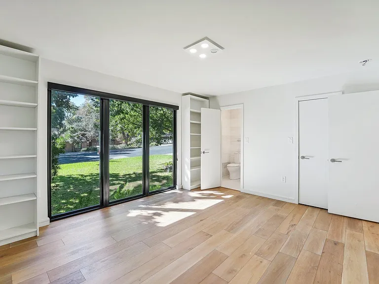 3927 Balcones Dr — Photo 25
