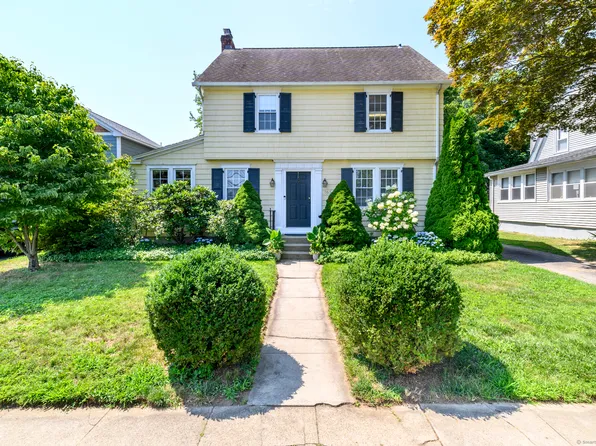 363 Lake Avenue, Bridgeport, CT 06605