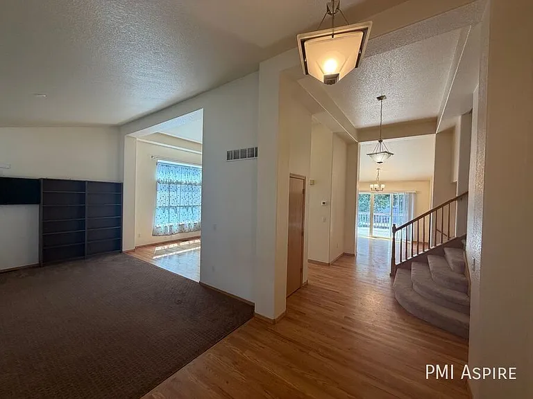 1424 Wildrose Dr — Photo 2