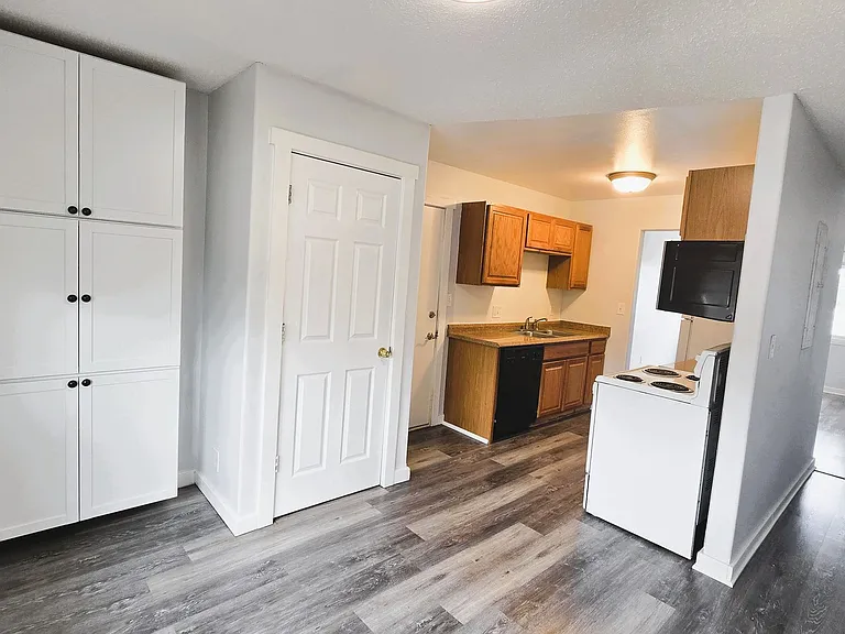 704 Vivian St — Photo 2