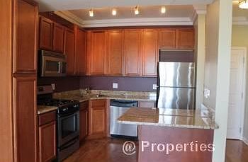4th image of 405 E Oakwood Blvd