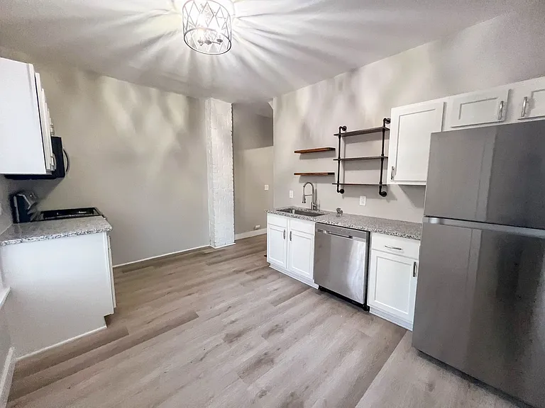 154-156 Leighton Ave — Photo 12