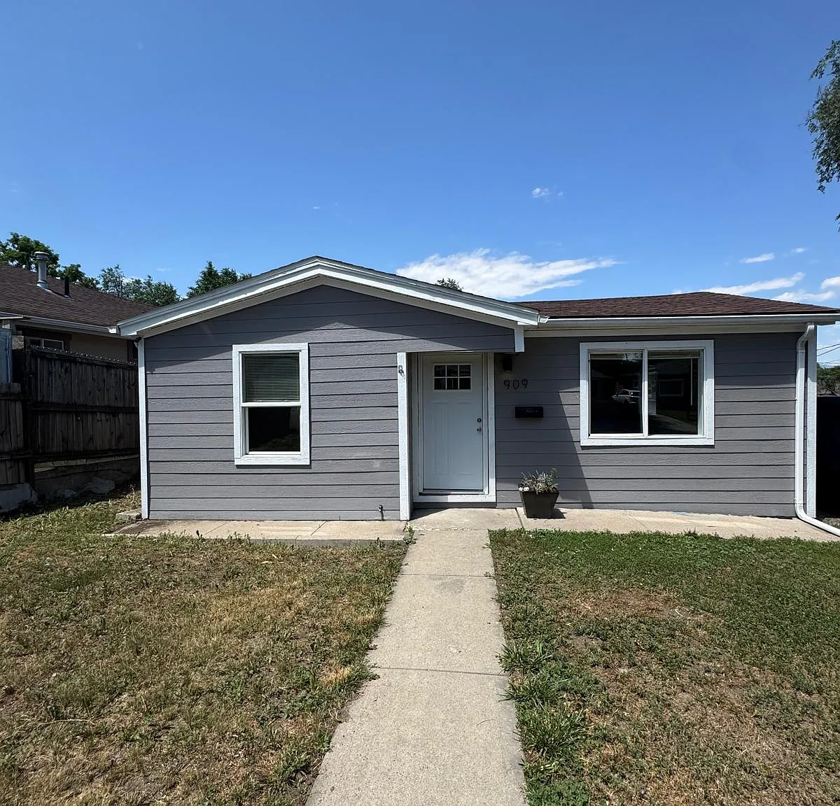 909 Meade St — Photo 1