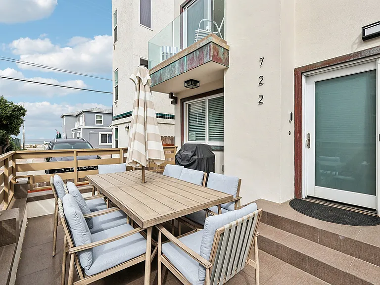 722 Sunset Ct — Photo 2