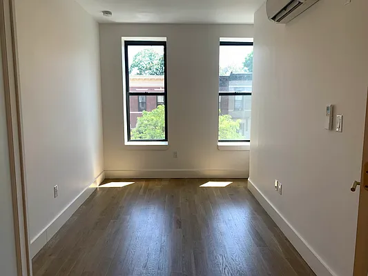 Rented by Tapiro Realty | media 25