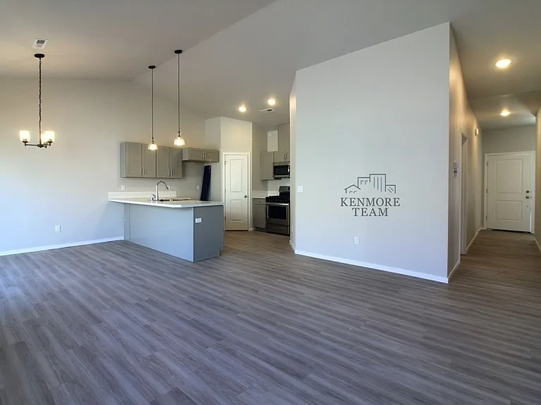 5533 Remington Dr — Photo 2