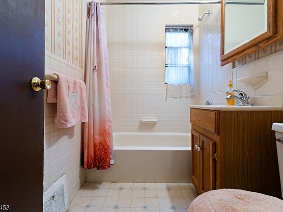 5th image of 250 Midland Ave