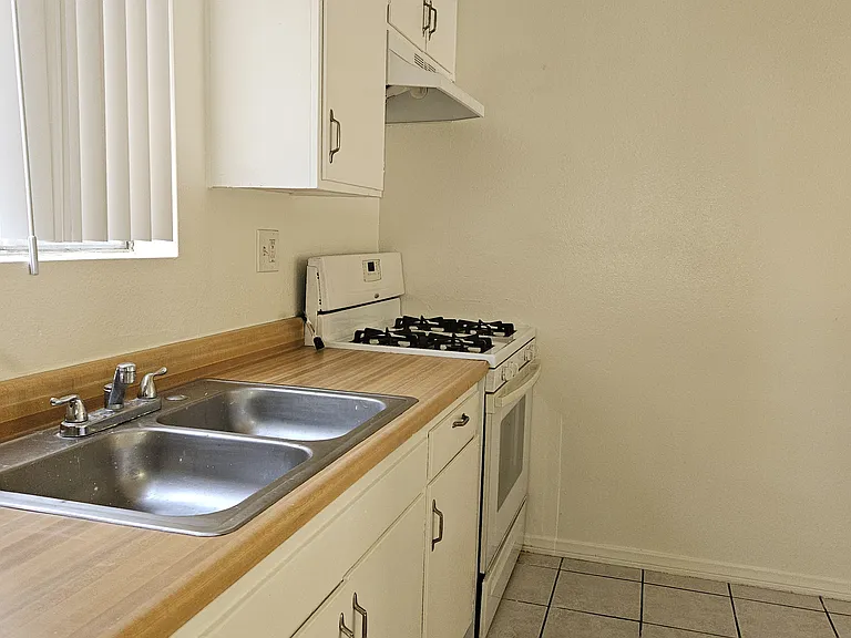 7636 Owensmouth — Photo 33