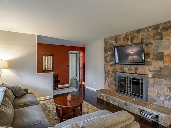 4th image of 1025 Chateau Dr