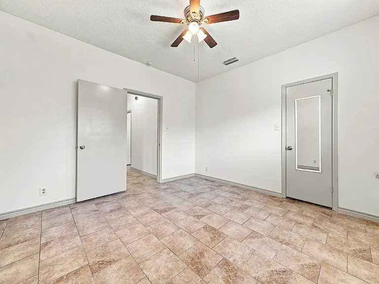 2207 Lancaster Gate Cv — Photo 38