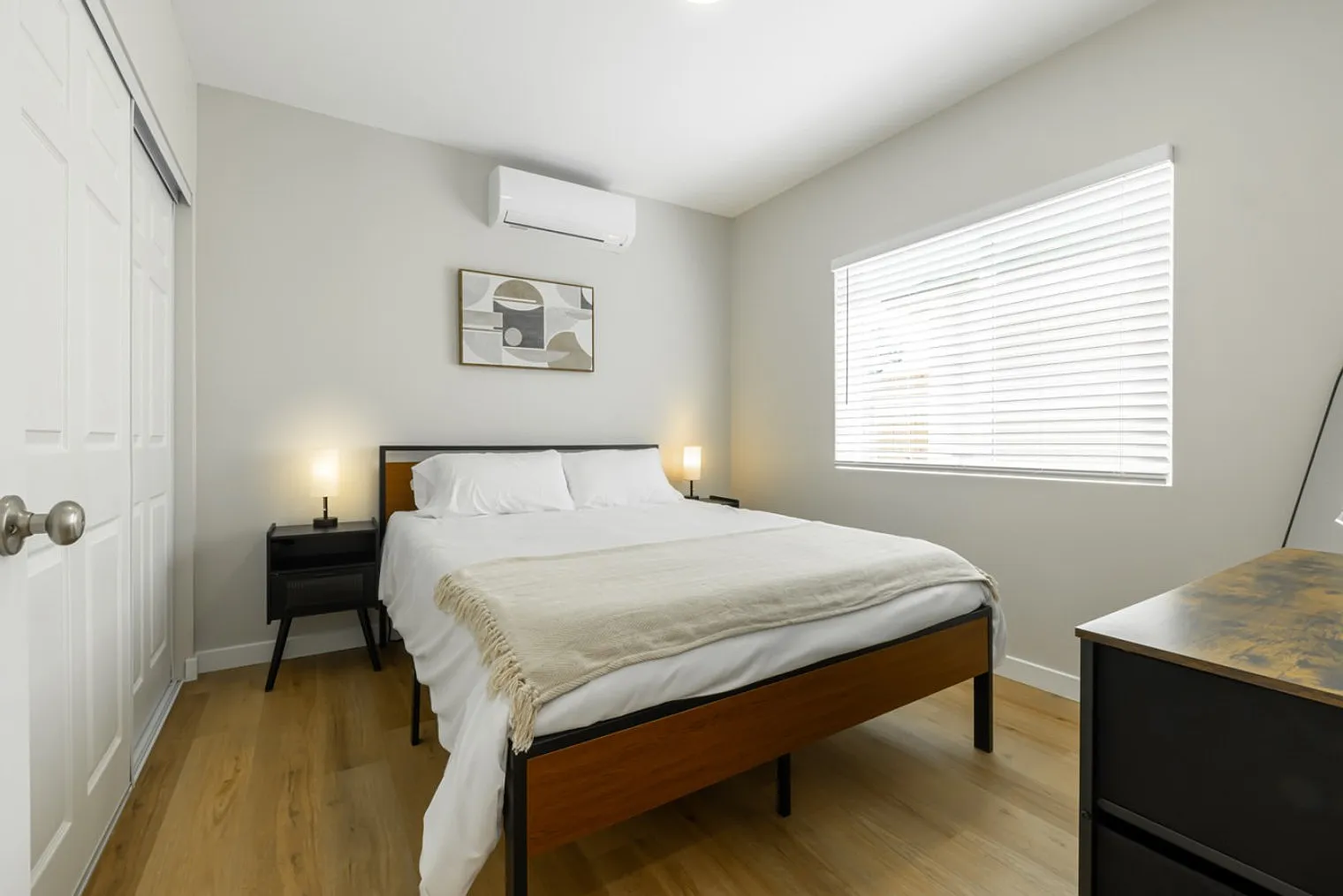 1 bed, 1.0 bath, 376 sqft, $4,041 — Photo 2