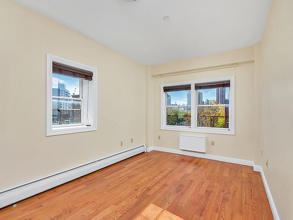 5th image of 12-01 Jackson Ave #F7