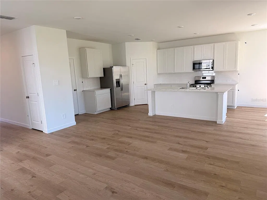 4 bed, 2.5 bath, 2081 sqft, $3,100 — Photo 4