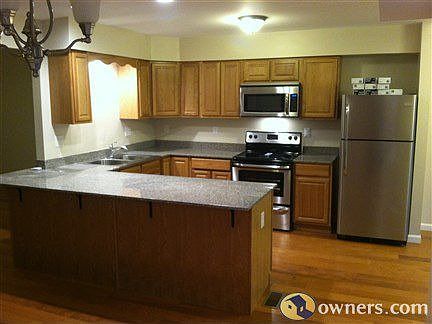Oak Cabinets, Granite Countertops, Stainless Steel Appliances!