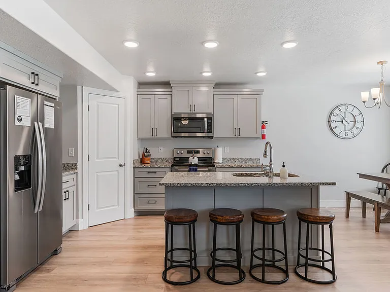 231 W Seasons Ln — Photo 4