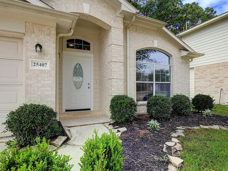 25407 Clover Ranch Dr — Photo 2