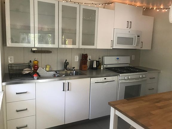 Kitchen: Gas stove, no slam cabinets, Bosch dishwasher