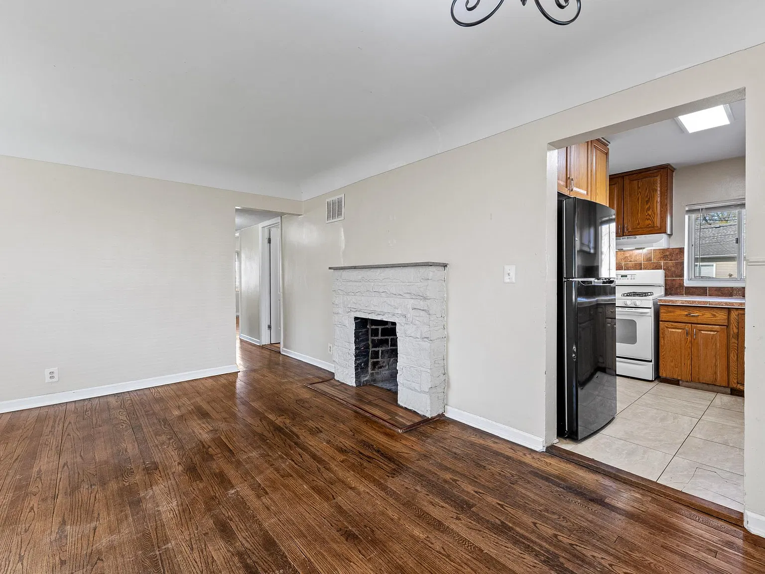 3 bed, 1074 sqft, $1,575 — Photo 4