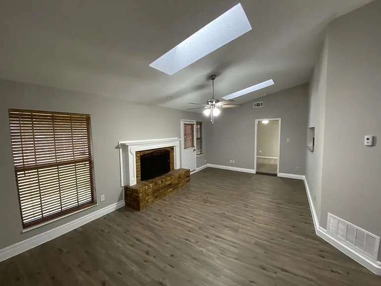 1105 Montclair Dr — Photo 2