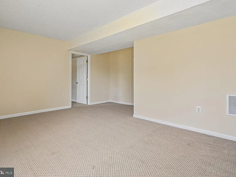 14677 Cloverdale Rd — Photo 58
