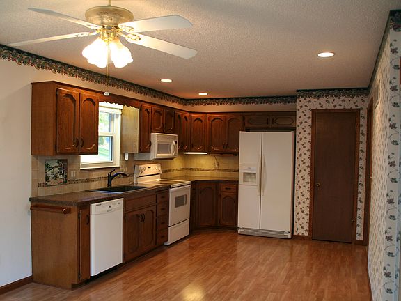 Spacious kitchen w/storage