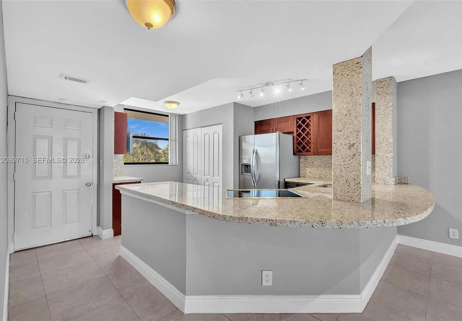 Lake Emerald Condominium — Photo 1