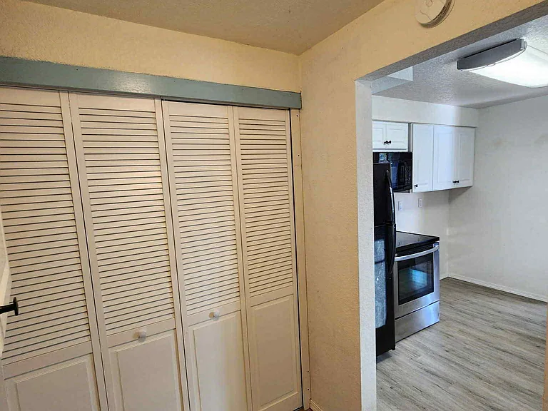470 W Ridgeway Ave — Photo 7