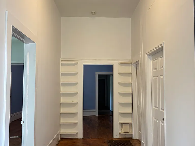 305 Kingston Ave NE — Photo 2