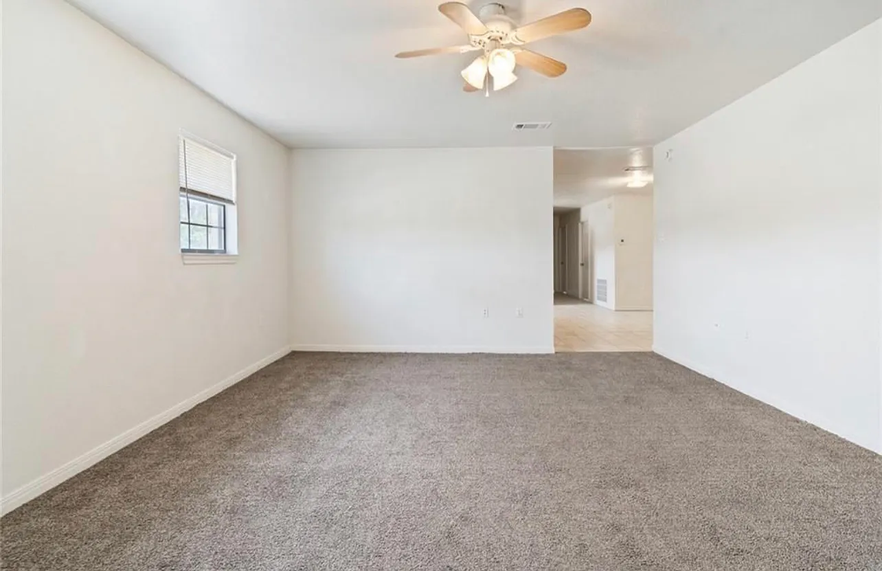 3 bed, 2.0 bath, 1500 sqft, $1,300 — Photo 4