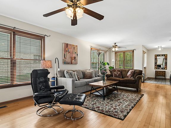5th image of 625 N Walden Dr