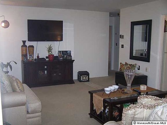 4th image of 156 Gramercy Court #C