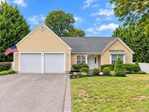 6 Royal Drive, Coram, NY 11727