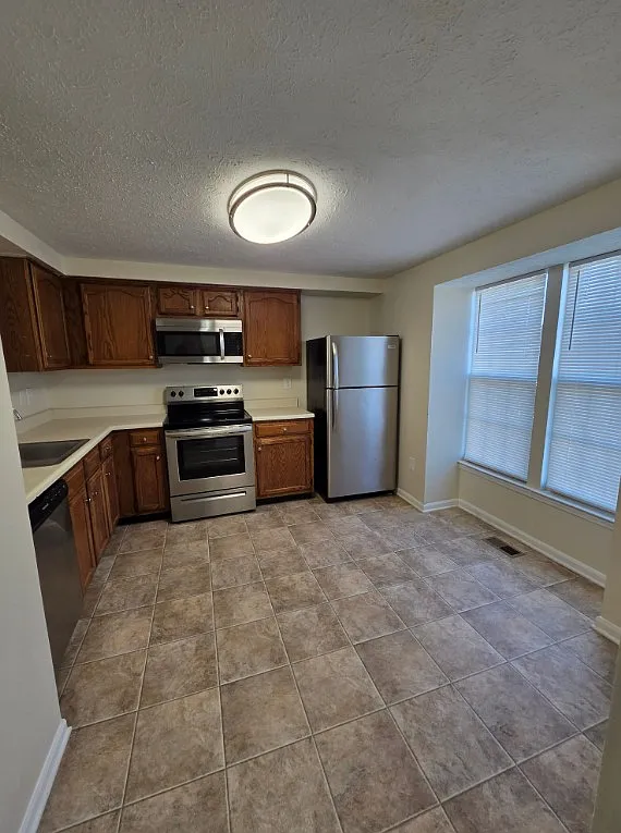 3 bed, 1568 sqft, $1,999 — Photo 3