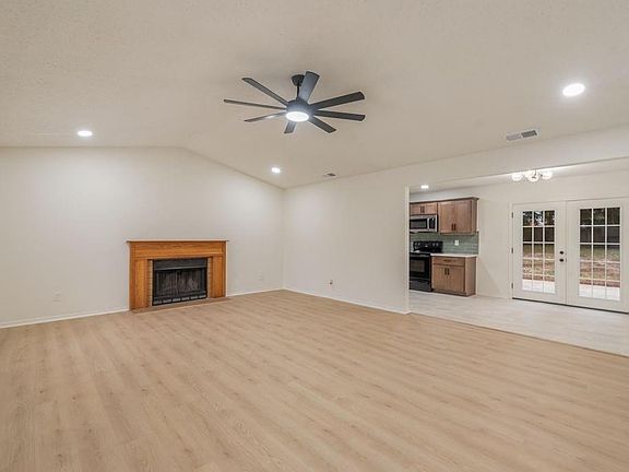 5th image of 1631 Longwood Pl