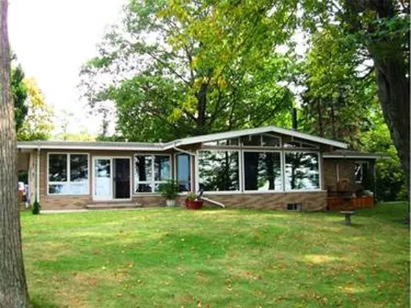 7350 N Shore Dr, Erie, PA 16511