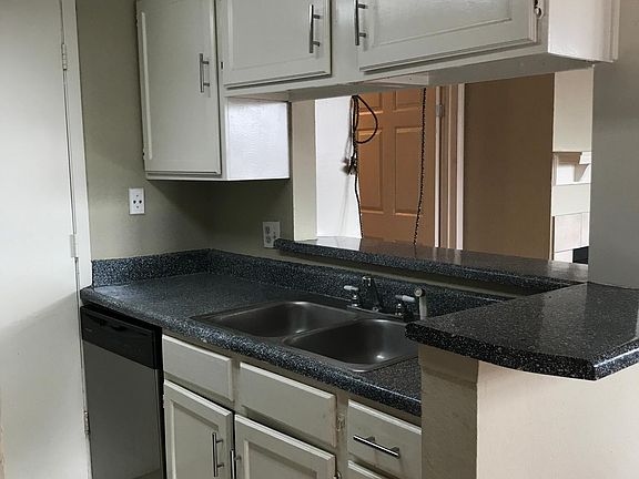 4th image of 4316 Swiss Ave APT 208