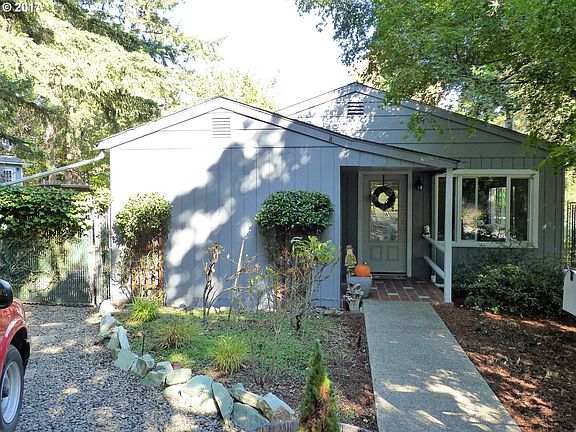 2nd image of 494 SE Eastwood St