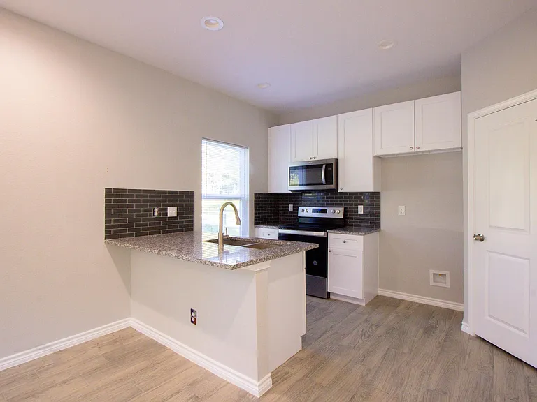 15629 Holly Dr — Photo 4