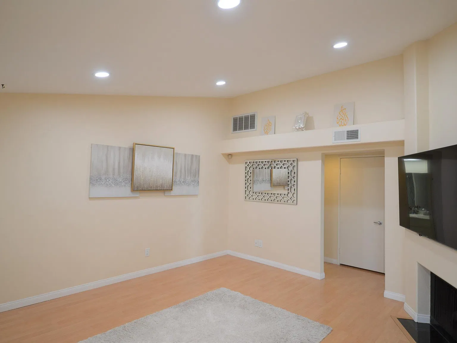 2 bed, 1032 sqft, $3,200 — Photo 4