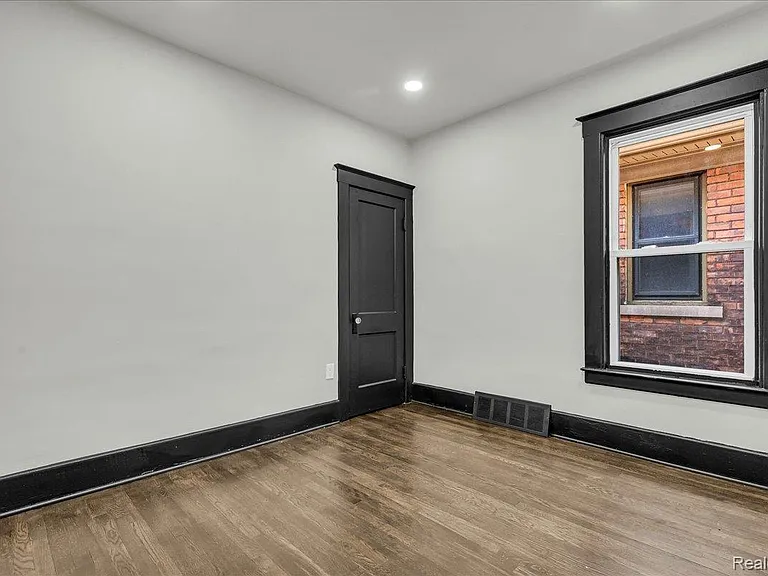5240 Commonwealth St — Photo 19