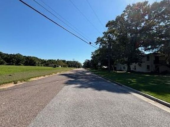 Exterior Neighborhood (street photo)