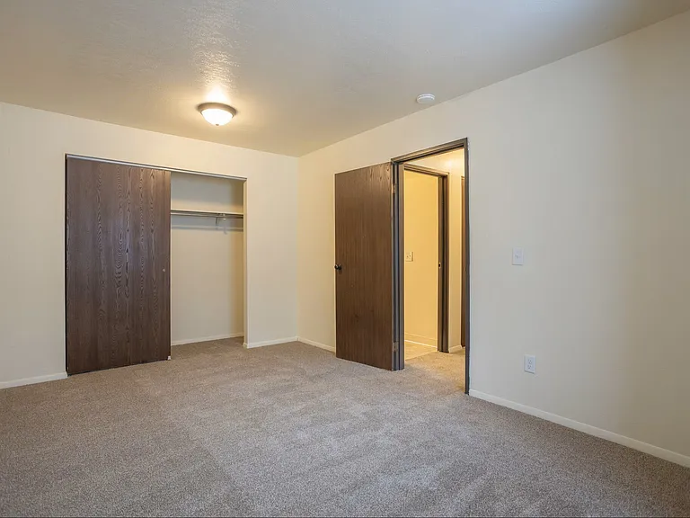 Leonard East Apartments Immediate Move In — Photo 13