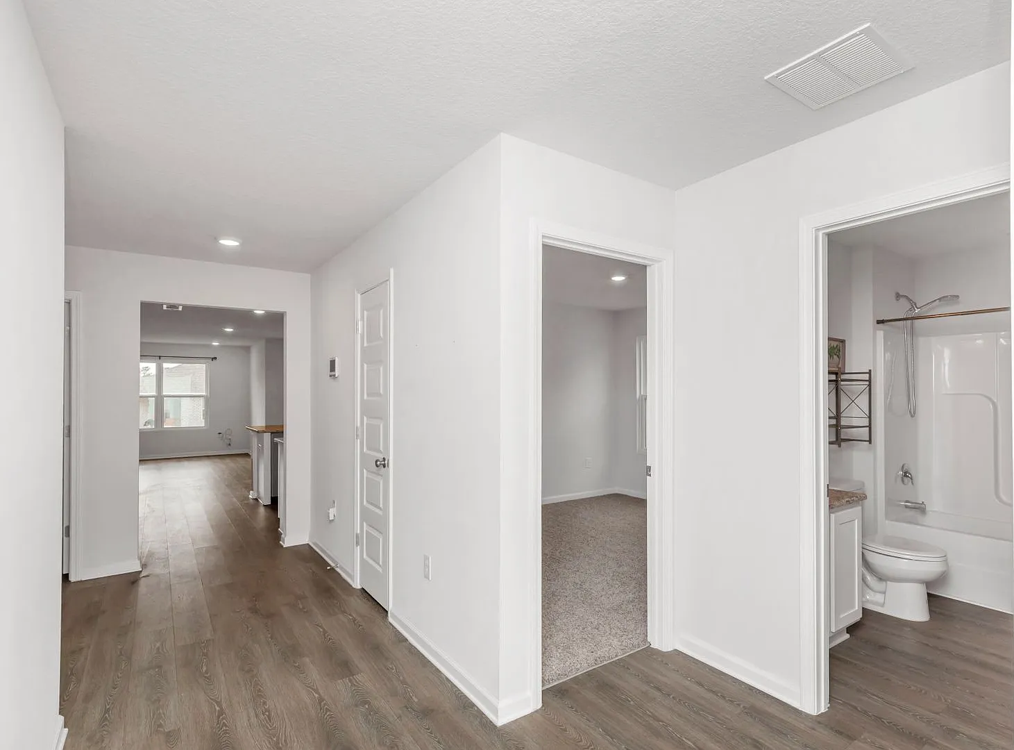 Available Now 4br/2ba South Crestview Home — Photo 2