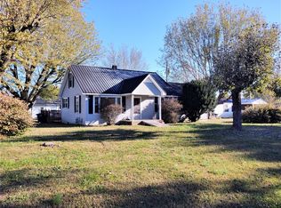 903 Days Rd, Lafayette, TN 37083