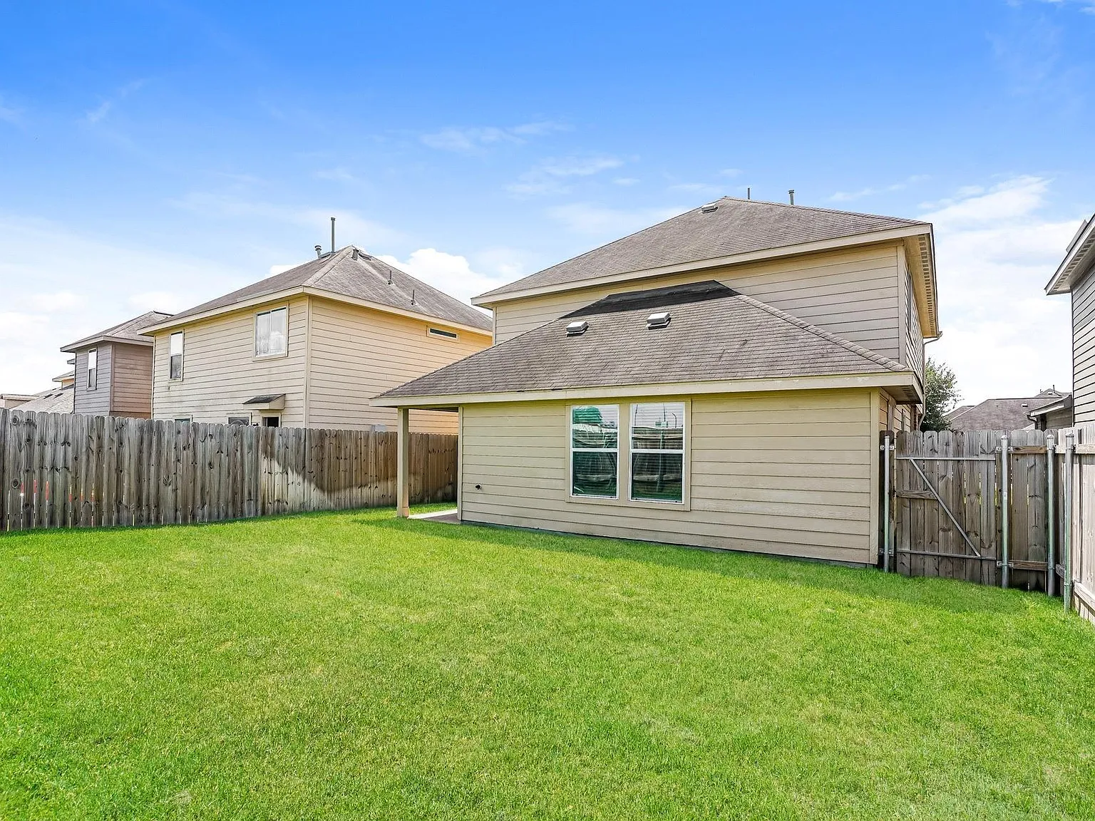 3 bed, 2.5 bath, 1777 sqft, $1,995 — Photo 3