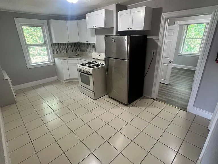 150 Home Ave — Photo 7